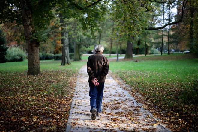 Starejši potrebujejo številne oblike pomoči, da lahko živijo sami doma. Foto Matej Družnik
