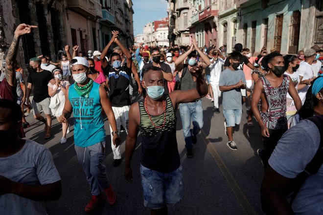 Díaz-Canel je za organizacijo protestov okrivil ZDA, ki &raquo;skušajo destabilizirati državo&laquo;, vodje gibanj pa (kot pred njim že Fidel Castro) označil za ameriške plačance. FOTO:&nbsp;Alexandre Meneghini/Reuters
