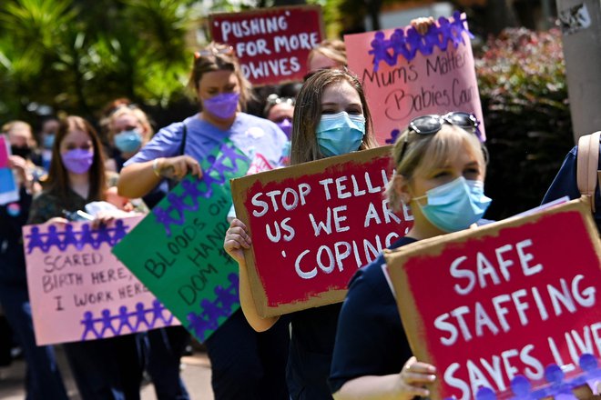 Medicinske sestre javne bolnišnice v Sydneyju stavkajo zaradi pomanjkanja osebja ter stresa in obremenitev, povezanih s pandemijo. Foto: Steven Saphore/Afp

&nbsp;
