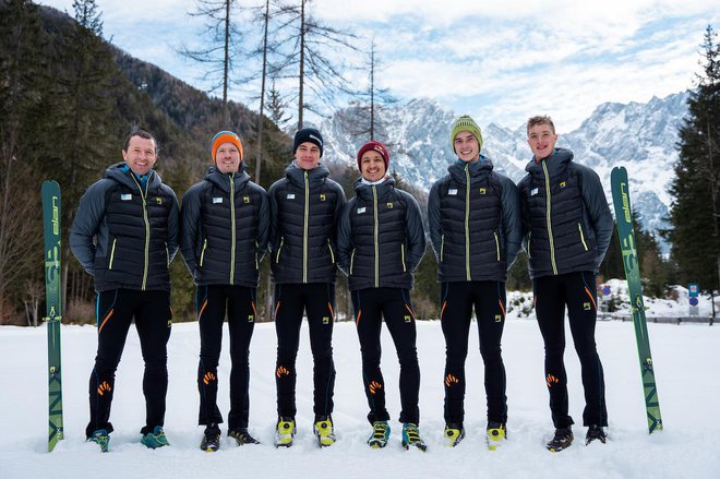 Slovenska reprezentanca v tekmovalnem turnem smučanju: selektor Robert Pritržnik, trener Nejc Kuhar in tekmovalci Klemen Španring, Luka Kovačič, Tine Habjan in Maj Pritržnik. FOTO:&nbsp;Jernej Leskovšek
