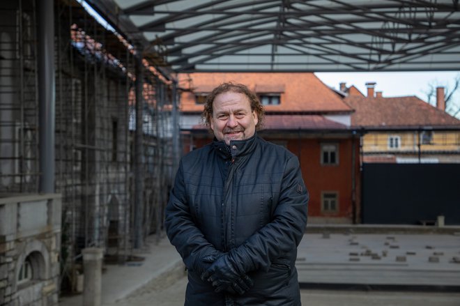 Darko Brlek pravi, da je streha funkcionalna in lepa. FOTO:&nbsp;Voranc Vogel/Delo
