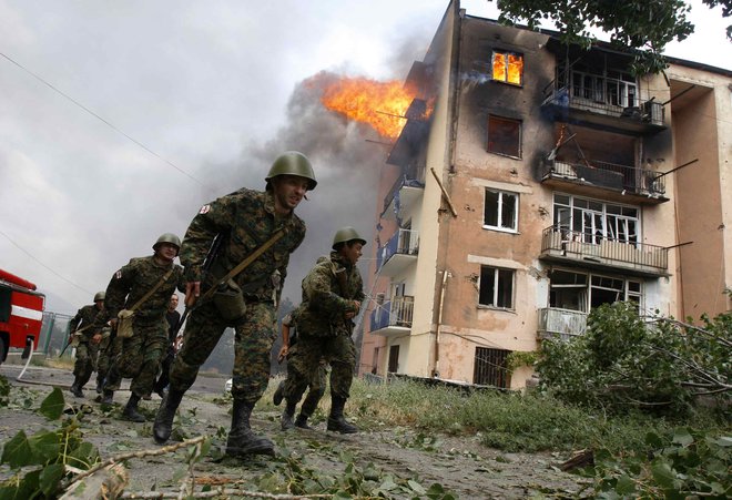 V Gruziji so leta 2008 verjeli, da bodo lahko s silo rešili problem z uporniki v Južni Osetiji, Rusija pa je priznala neodvisnost dveh njenih uporniških ozemelj. FOTO:&nbsp;Gleb Garanič/Reuters
