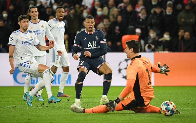 Kylian Mbappe je takole spravil žogo za hrbet Realovega vratarja&nbsp;Thibauta Courtoisa. FOTO: Alain Jocard/AFP
