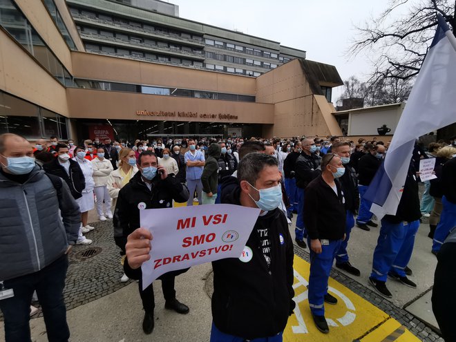 V dejavnostih, kjer danes poteka stavka, dela okrog 50.000 ljudi. FOTO: Jože Suhadolnik/Delo
