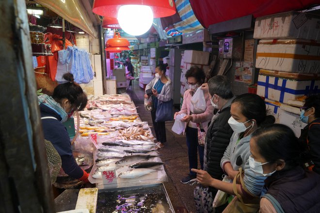 Veliko Hongkonžanov se je zaradi pomanjkanja preselilo na drugo stran meje. FOTO: Lam Yik/Reuters
