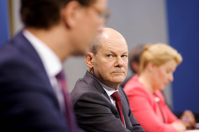 Nemški kancer Olaf Scholz je včeraj s sogovorniki predstavil odločitve glede odprave protikoronskih ukrepov v prihodnjih tednih. FOTO: Michele Tantussi/AFP
