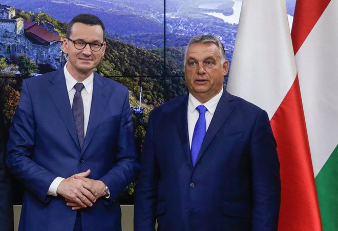 Poljski in madžarski premier Mateusz Morawiecki in Viktor Orbán z razpletom sodnega postopka v Luxembourgu ne moreta biti zadovoljna. FOTO: Aris Oikonomou/AFP
