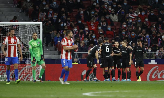 Gonzalo Melero proslavlja s soigralci, Jan Oblak spet ni ohranil svoje mreže nedotaknjene. FOTO: Juan Medina/Reuters
