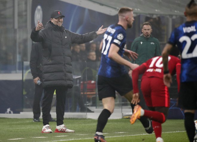 Jürgen Klopp nadzira dogajanje v Milanu. FOTO: Alessandro Garofalo/Reuters
