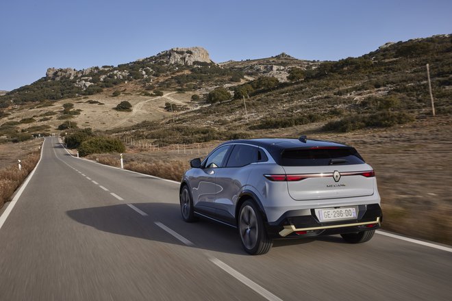 Na zadku je svetlobni pas med obema žarometoma. FOTO: Renault
