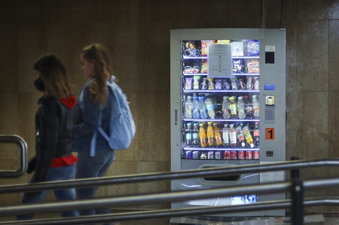 Priporočila za bolj zdravo ponudbo v avtomatih so prvi in majhen korak k izboljševanju ponudbe v teh napravah. FOTO: Jože Suhadolnik/Delo
