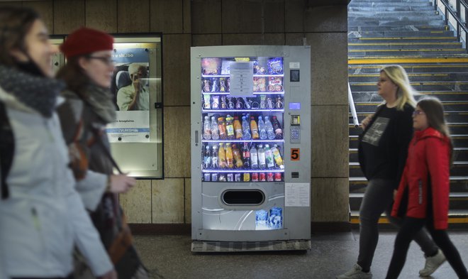 Za začetek naj bi priporočila vnesli v razpisne pogoje za ponudnike v zdravstvenih ustanovah in na fakultetah, potem bi lahko to prakso prenesli tudi na druge. FOTO: Jože Suhadolnik/Delo
