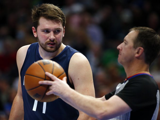 Luka Dončić v pogovoru s sodnikom&nbsp;Scottom Twardoskim&nbsp;med domačo tekmo z LA Clippers. FOTO:&nbsp;Richard Rodriguez/AFP
