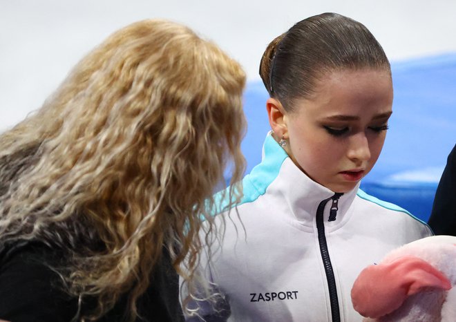 Ob trenerki Eteri Tutberidze je Kamila Valijeva kar težko zadrževala solze.&nbsp;FOTO: Fabrizio Bensch/Reuters
