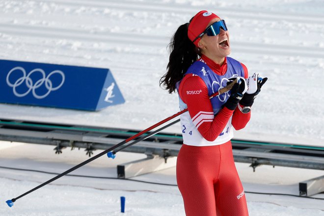 Veronika Stepanova se je takole veselila štafetne zmage. FOTO: Odd Andersen/AFP
