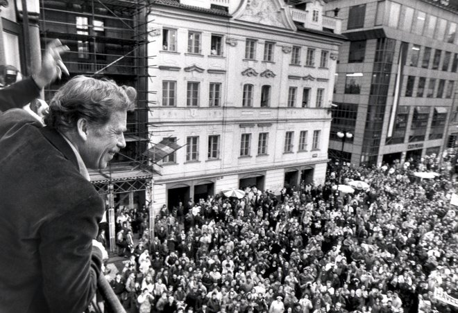 Leta 2000, pa je Slovenijo obiskal češki predsednik Václav Havel (na fotografiji v Pragi leta 1989). FOTO: Reuters
