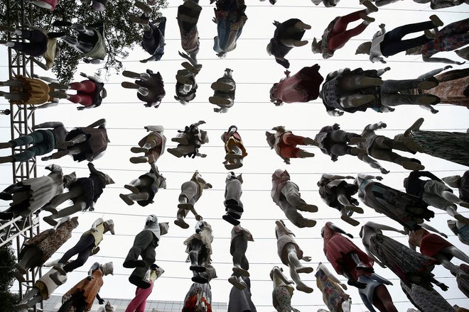 Covidni režim je zakoličil nov teren za reševanje krize zunaj zakonskih spon, z ustvarjanjem izrednih razmer na planetarni ravni.&nbsp;FOTO: Carla Carniel/Reuters
