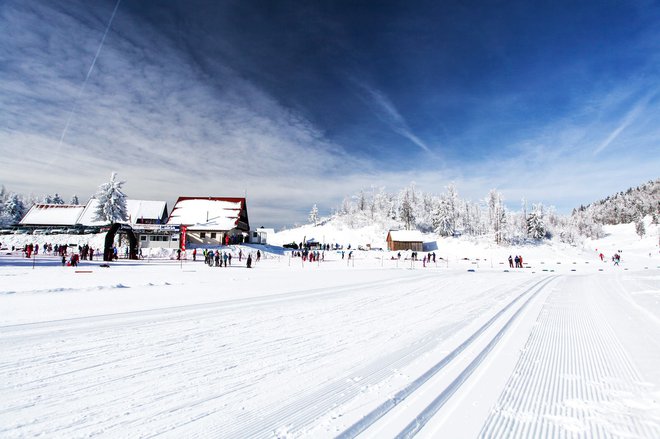 S prvim snegom je Tekaško smučarski klub Idrija uredil tekaške proge na Vojskem nad Idrijo, za najmlajše pa je urejeno sankališče. FOTO: Arhiv TSC&nbsp;Vojsko

