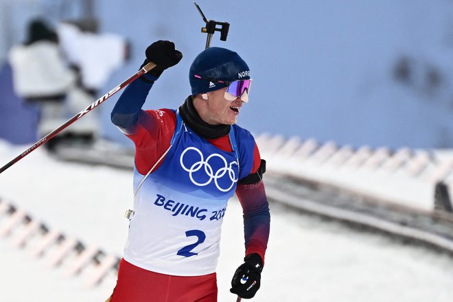 Johannes Thingnes Bø se je takole veselil zmage na današnji tekmi s skupinskim štartom. FOTO: Jewel Samad/AFP
