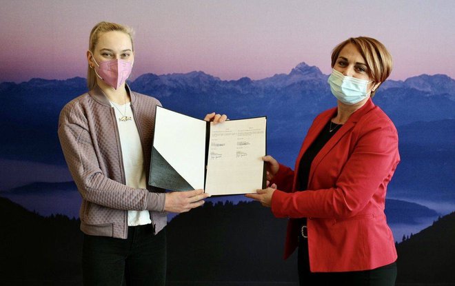 Danes je vrhunska slovenska plezalka Janja Garnbret z STO podpisala pogodbo o sodelovanju na področju promocije Slovenije kot destinacije za odlična aktivna doživetja in dežele vrhunskih športnikov. FOTO: Nino Verdnik&nbsp;
