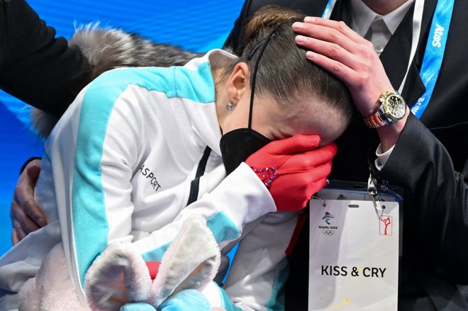 Kamila Valijeva ni skrivala solz, potem ko se ji je ponesrečil včerajšnji nastop na olimpijskih igrah v Pekingu. FOTO: Manan Vatsyayana/AFP
