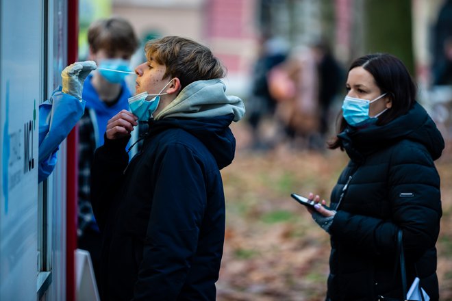 V vrsti za testiranje in cepljenje decembra 2021. FOTO: Črt Piksi
