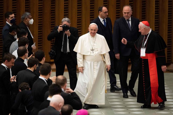Papež Frančišek se te dni temeljito loteva vloge duhovništva, Cerkev hoče vrniti v prvotno obdobje krščanstva. FOTO: Tiziana Fabi/AFP
