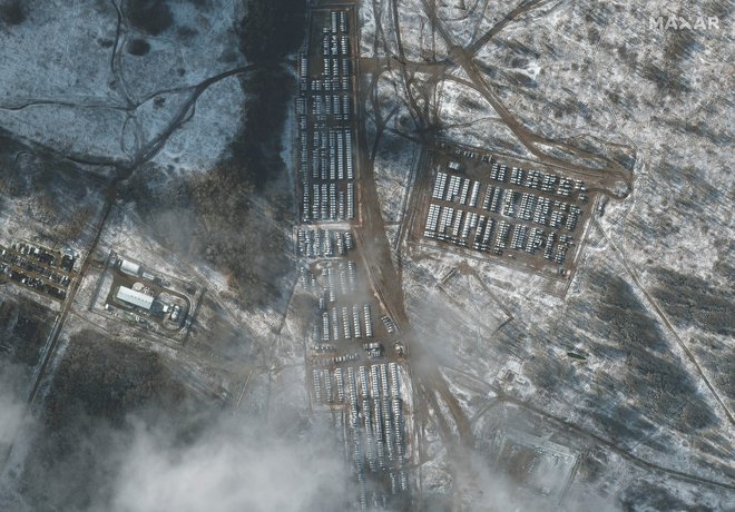 Satelitska slika prikazuje vojaška vozila in opremo v kraju Jelnija na zahodu Rusije. Foto: Maxar Technologies/Reuters
