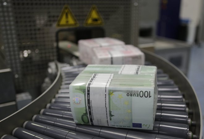 Evro je na preizkušnji, njegova kupna moč se je v zadnjem letu pri nas povprečno znižala za šest odstotkov. Foto Leonhard Foeger Reuters
