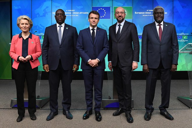 Vodstvi EU in Afriške unije po končanem dvodnevnem vrhu. Bruselj je obljubil Afriki pomoč tako na zdravstvenem področju kot pri razvoju. FOTO: John Thys/AFP
