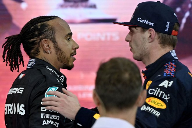 Lewis Hamilton in Max Verstappen sta (začasno) zakopala bojno sekiro. FOTO:&nbsp;Andrej Isakovic/AFP
