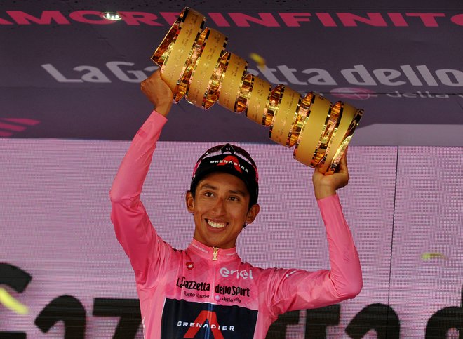 Egan Bernal s trofejo za zmago na dirki po Italiji. FOTO: Jennifer Lorenzini/Reuters
