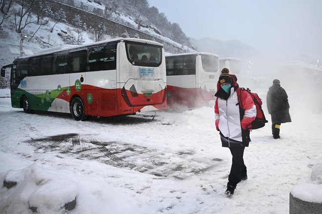 Avtobusi na gorivne celice v smučarskem središču Yanqing na olimpijskih igrah FOTO:&nbsp;Fabrice Coffrini/AFP
