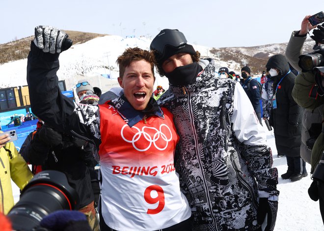 Shaun White je prejšnji petek pozdravljal vse navzoče po zadnjem nastopu v snežnem parku Genting. Prosilcev za skupno fotografijo ali avtogram seveda ni manjkalo.&nbsp;FOTO: Hannah Mckay/Reuters
