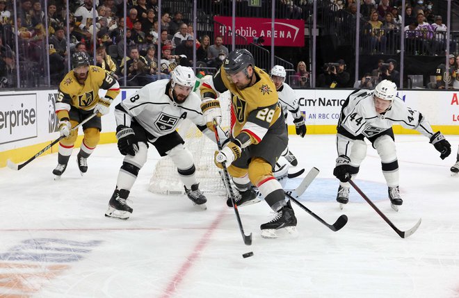 William Carrier (s ploščkom)&nbsp;prodira ob Drewu Doughtyju in ostalih članih LA Kings (v ozadju Anže Kopitar) na dvoboju v Las Vegasu.&nbsp;FOTO: Ethan Miller/AFP
