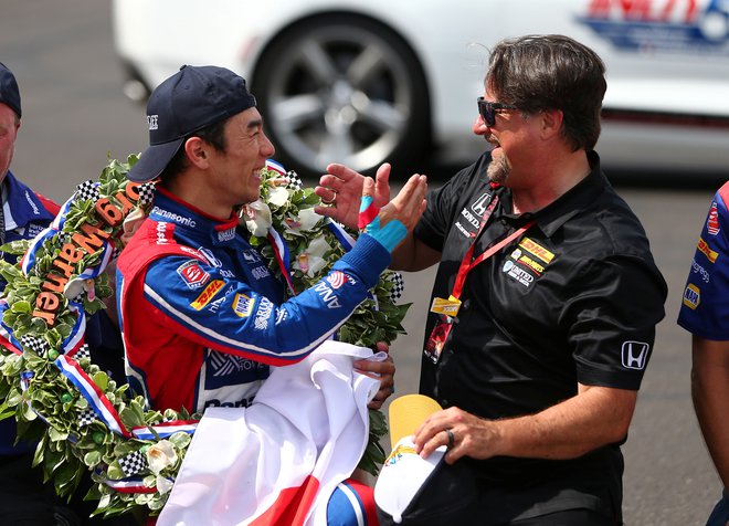 Takuma Sato (levo), tudi sam nekoč del karavane F1, pozdravlja Michaela Andrettija&nbsp;po zmagi na dirki Indianapolis 500 leta 2017. FOTO: Mark J. Rebilas/USA Today Sports
