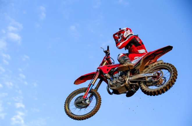 Tim Gajser med zadnjo dirko sezone v razredu MXGP v Mantovi. FOTO: Matej Družnik/Delo
