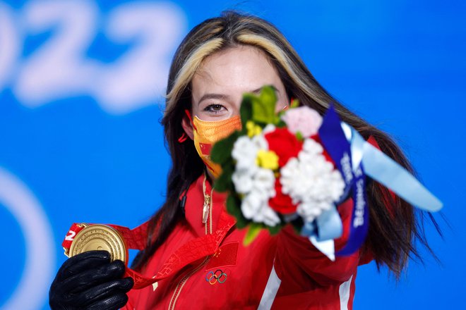 Kitajska junakinja Eileen Gu med&nbsp;podelitvijo na trgu v&nbsp;Zhangjiakouju.&nbsp;FOTO: Odd Andersen/AFP
