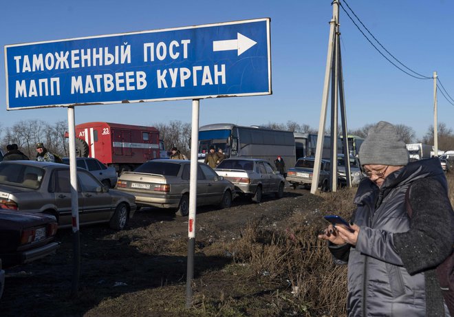 Po navedbah doneških separatistov so na varno prepeljali več kot 6000 ljudi, od tega 2400 otrok. FOTO:&nbsp;Andrey Borodulin/Afp
