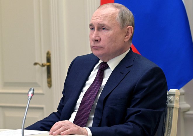 Vladimir Putin in beloruski predsednik Aleksander Lukašenko vaje spremljata iz Kremlja. FOTO: Sputnik via Reuters
