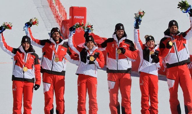 Avstrisjka reprezentanca v alspkem smučanju je bila zmagovalka paralne tekme mešanih ekip. FOTO: Wolfgang Rattay/Reuters
