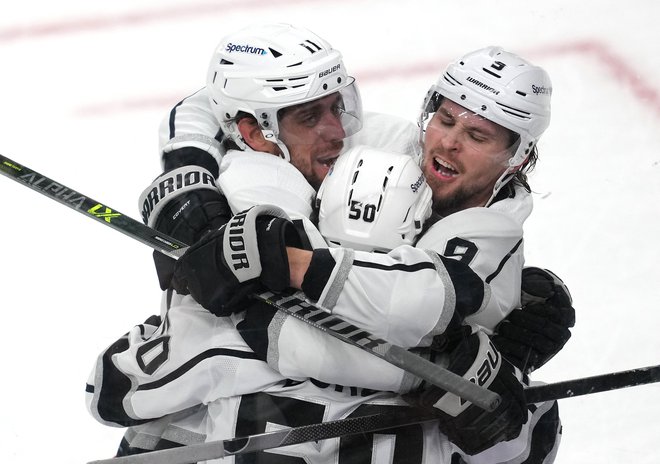 Anže Kopitar (levo) je LA Kings popeljal do 26. zmage. FOTO: Stephen R. Sylvanie/Usa Today Sports
