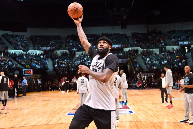 LeBron James se še lep čas ne namerava upokojiti, njegova največja želja je, da bi na parketu tekmece premagoval skupaj s sinom Bronnyjem. FOTO: Jason Miller/AFP
