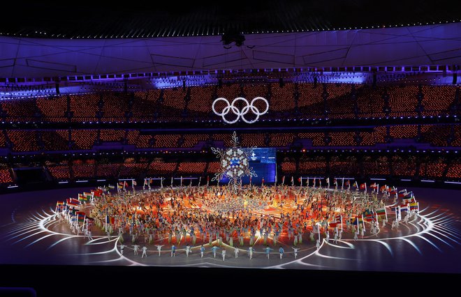 Tudi zaključno slovesnost v Pekingu je zaznamoval spektakularen ognjemet, splošna kulisa pa je bila sodobna. FOTO: David W Cerny/Reuters
