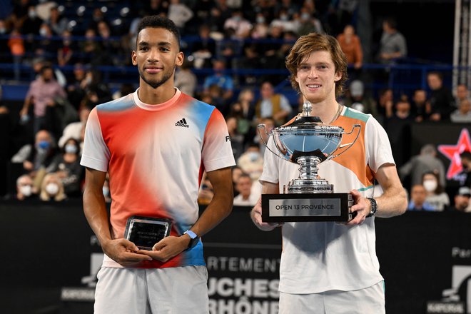 Zmagovalec turnirja v Marseillu Andrej Rubljov (desno) in Felix Auger-Aliassime. FOTO: Nicolas Tucat/AFP
