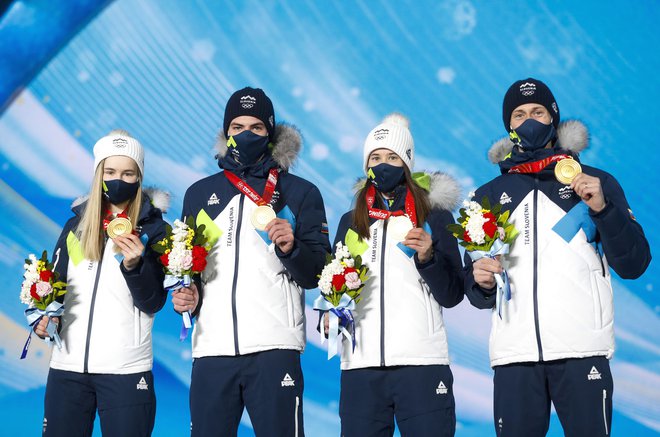 Nika Križnar, Timi Zajc, Urša Bogataj in Peter Prevc v mešani ekipni tekmi skakalcev. FOTO: Matej Družnik
