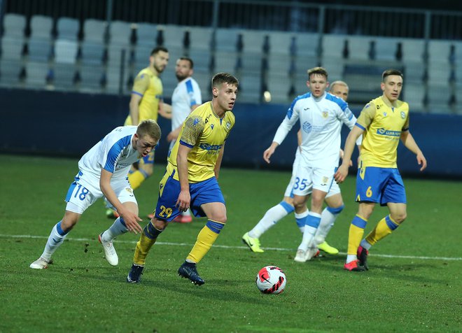 Domžalčani (v belih majicah) so osvojili pomembne točke v Kopru. FOTO: Jože Suhadolnik/Delo
