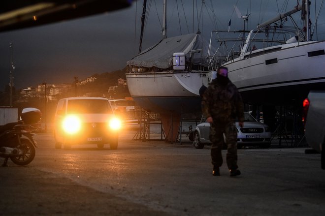 Na trajektu so našli prvo zoglenelo truplo. FOTO: Angelos Tzortzinis/Afp
