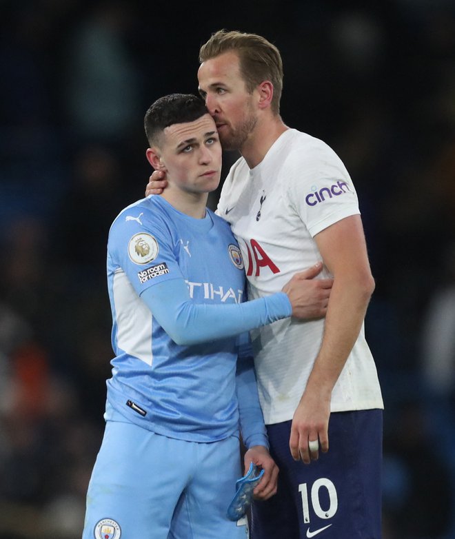 Phil Foden (levo) je moral le nekaj ur pred obiskom manchestrske dvorane priznati premoč Tottenhamu in Harryju Kanu v premier league. Spursi so slavili s 3:2 po golu Kana v 95. minuti.&nbsp;FOTO: Russell Cheyne/Reuters
