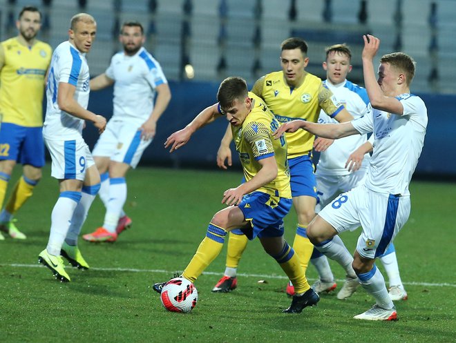 Odlični Domžalčani (v belih dresih) so v štirih dneh premagali dva kandidata za prvaka, na Bonifiki tudi vodilno moštvo Koper. FOTO: Jože Suhadolnik/Delo
